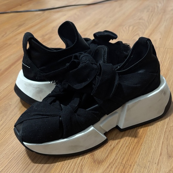 MM6 Maison Margiela Wrapped Bow Sneakers - Picture 1 of 4